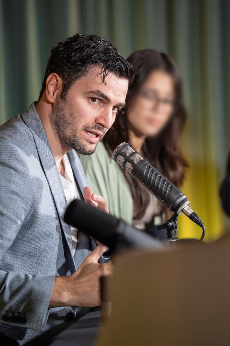 Kemal Arslantaş aan het woord tijdens een paneldiscussie